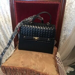 LD Black and gold tone structured Purse convertible to cross body  NWOT